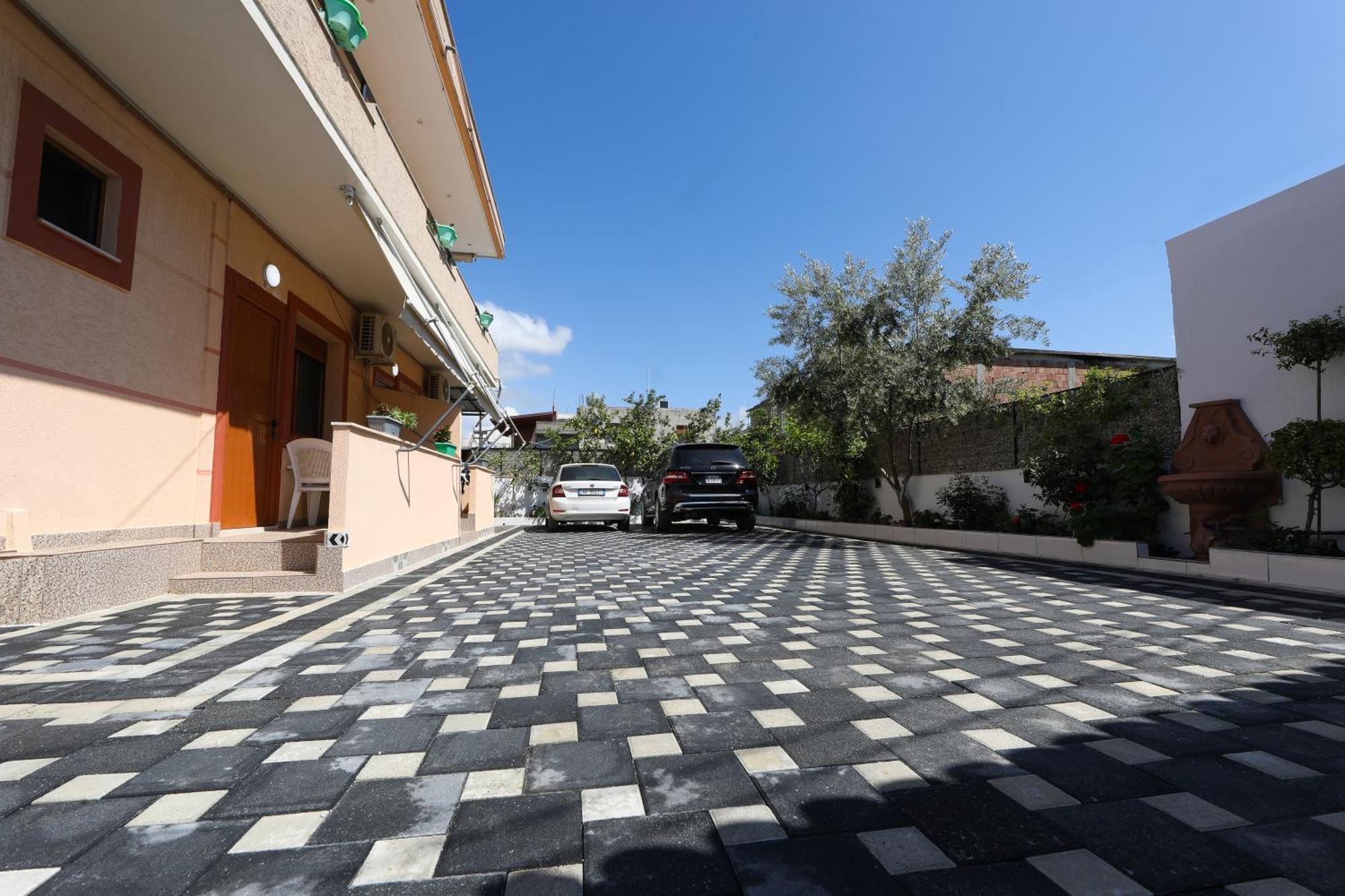 Vila Feliz - Premium Rooms With Free Private Parking Vlorë Esterno foto